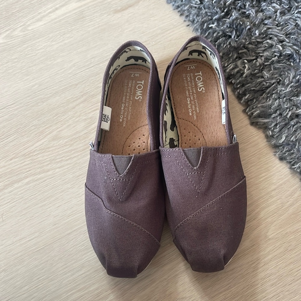 Tom’s charcoal size 7 women’s